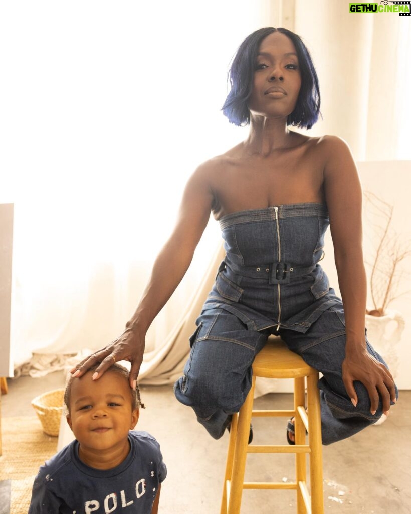 Deborah Joy Winans Instagram - Happy Saturday from me and my baby😍😍 Didn’t plan for him to be at my shoot, but it had to happen so you do what you have to do as a mom while you slay😉💜💁🏿‍♀️ 📸 @eltonandersonjr 💄 @missdrini 💁🏿‍♀️ @jtouch 👗 @apuje