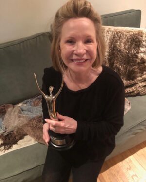 Debra Jo Rupp Instagram - I love this LA theater community! And it’s a heavy statue😁 Thank you Ovation voters❤️#restedandeaten,#reallyreallyhappy,#lastagealliance,#Ovationawards,