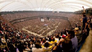 Debrah Miceli Instagram - There’s debate as to whether #WrestleMania 3 did or didn’t set the indoor crowd record, but there’s no debating that this was one of the hottest periods in the history of wrestling!

From carnival grounds to a mainstream, pop culture phenomenon and a force to be reckoned with in entertainment!

@wwe #WWE #WWEHOF