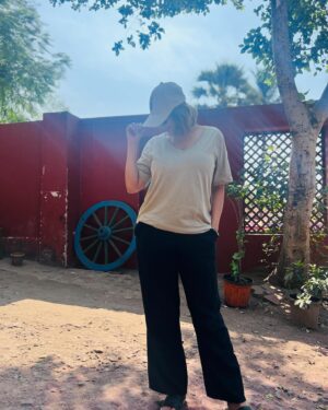 Deepali Pansare Instagram - Stay cool and stay fabulous!
🧢 @marathitshirts 

#deepalipansare #marathitshirts #style  #fashion #summervibes