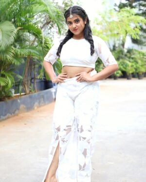 Deepthi Rajendra Instagram - A big shoutout to my favourite @manithi_fashions2607 for beautifully customizing this outfit in the last minute ♥️♥️ Thank you so much😘

#suntv #suntvserialactress #deepthirajendra #dr #suntvshow #ootd #fashion #fashionstyle #collab
