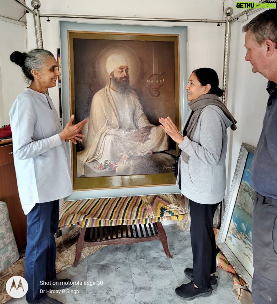 Deepti Naval Instagram - My regular visit to the Sobha Singh Art Gallery in Andretta. This time I’m thrilled to meet two artists from UK - Ian Brand and Bhajan Hunjan - who have extensively worked on the painting of Guru Teg Bahadur Sahib ji and restored it to perfection.