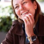 Defne Kayalar Instagram - Bu ay Fransa’da yayınlanan @madamefigarofr ülkemiz TV yapımlarındaki güçlü kadın karakterler üzerine bir dosya hazırlamış. Ben de sanırım sektör üzerine gevezeliğimle meşhur olduğum için dosyaya dahil oldum ve sevgili @sofianezaizoune ile harika bir söyleşi yaptık (adam aşağıda yazmış nitekim, planlanandan 2 kat uzun sürdü diye). Sektörümüzün güçlü ve şahane kadınlarıyla paylaştığım sayfalar için minnettarım. 📸: @marietihon #Repost @sofianezaizoune ・・・ On a rendez-vous un matin, sur la terrasse d'un hôtel, en plein centre-ville d'Istanbul. Defne Kayalar a cinq minutes de retard, à peine, mais s'excuse plusieurs fois, poliment. Elle est l'exact contraire des rôles grâce auxquels on l'a connue sur Netflix, et pour lesquels on vient la rencontrer. Celui de Peri, psychologue bourgeoise, rigide et farouchement laïque, jusqu'à l'intolérance, dans Bir Baskadir (Ethos, en français). Et celui de Gül Simin, toute-puissante PDG, froide et calculatrice, d'une chaîne de télévision dans Kus Uçusu (Les Ailes de l'ambition). Devenue actrice presque par hasard, à 35 ans, Defne Kayalar est une interprète reconnue, libre de choisir ses rôles, de se détourner de la télévision et de ses personnages féminins stéréotypés pour se concentrer sur le théâtre et les plateformes en ligne. L'entretien dure deux heures, deux fois plus que prévu. Sous le soleil d'Istanbul, on l'écoute analyser, avec une immense intelligence, son travail, sa responsabilité d'actrice, la complexité des personnages qu'elle incarne, la façon dont on éduque les filles au Moyen-Orient, les ravages d'une industrie des séries qui produit à toute vitesse pour maximiser les gains, quitte à écraser la créativité... On l'écoute, et on se dit qu'on a de la chance. De l'entendre, bien sûr, mais aussi de pouvoir raconter, ensuite, dans les pages de @madamefigarofr , les combats de ces femmes. 📸 @marietihon / @studiohanslucas @ @madamefigarofr