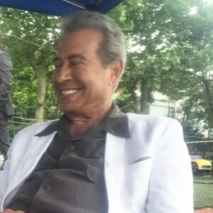 Defne Kayalar Instagram - Can Abim, rol arkadaşım, ekran babam, kahve dostum… Ne demeliyim şimdi, ne diyorsun? Bu şaşkınlığı, üzüntüyü kolaylaştıran bir kitap mı önerirsin? Keder zamanlarında insanın sesinin neden kalınlaştığını anlatan bir yazı okumuşsundur, onu mu anlatırsın? Annemi kaybettiğimde küçücük bir cümle söylemiştin bana, kendi tecrübeni anlatan, acımı herkesinkine bölüştürüp hafifleten, hep yanımda taşıdığım bir cümle. Öyle bir şey arıyorum şimdi Can Abi, söyleyivereyim de şu durum hafiflesin. Ne dersin? Var mı öyle zarif bir esprin yine, hemen gülümseyelim? Biliyorum, yine destekler, “sen bilirsin doğrusunu, en incesini bulursun” gibi bir şeyler derdin burada olsan, ama başka bir şey daha var. Hep aklımdaydı, kitabının taslağını okuyacaktım, buluşup konuşacaktık. Ertelememem gerekirdi, sanırım bana son sözün bu. Haklısın. Bak şurada sana nasıl veda edeyim diye düşünürken 2 günde anca toparladım duygularımı. Şimdi, hemen şimdi “önce bi şuraları toparlayayım”ları bırakıyorum, sevdiklerimle hayata karışıyorum Can abi, söylediklerini duyuyorum. Seni çok seviyorum ❤️ tüm bıraktıklarınla devrin daim olacak.