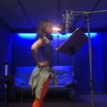 Defne Kayalar Instagram - Bazen ben dublaj 🎧🎙️