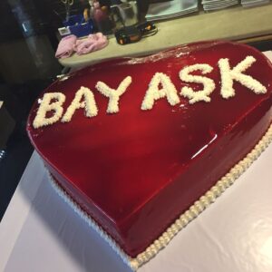 Defne Kayalar Instagram - Can Abim, rol arkadaşım, ekran babam, kahve dostum… Ne demeliyim şimdi, ne diyorsun? Bu şaşkınlığı, üzüntüyü kolaylaştıran bir kitap mı önerirsin? Keder zamanlarında insanın sesinin neden kalınlaştığını anlatan bir yazı okumuşsundur, onu mu anlatırsın? Annemi kaybettiğimde küçücük bir cümle söylemiştin bana, kendi tecrübeni anlatan, acımı herkesinkine bölüştürüp hafifleten, hep yanımda taşıdığım bir cümle. Öyle bir şey arıyorum şimdi Can Abi, söyleyivereyim de şu durum hafiflesin. Ne dersin? Var mı öyle zarif bir esprin yine, hemen gülümseyelim? Biliyorum, yine destekler, “sen bilirsin doğrusunu, en incesini bulursun” gibi bir şeyler derdin burada olsan, ama başka bir şey daha var. Hep aklımdaydı, kitabının taslağını okuyacaktım, buluşup konuşacaktık. Ertelememem gerekirdi, sanırım bana son sözün bu. Haklısın. Bak şurada sana nasıl veda edeyim diye düşünürken 2 günde anca toparladım duygularımı. Şimdi, hemen şimdi “önce bi şuraları toparlayayım”ları bırakıyorum, sevdiklerimle hayata karışıyorum Can abi, söylediklerini duyuyorum. Seni çok seviyorum ❤️ tüm bıraktıklarınla devrin daim olacak.