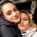 Defne Kayalar Instagram - Şimdi biz bu dünya güzeli su perisiyle #kuşuçuşu 2.sezon çekiyoruz, ama bu fotolar taa pandeminin göbeğinde çektiğimiz 1.sezondan kalma. Ama artık bencillik edip kendime saklamayayım dedim, @miraydaner’imin güzel yüzüne ve bin watt gülüşüne bakınca hepinizin içi açılsın 💙💙