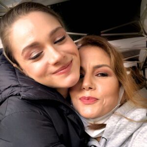 Defne Kayalar Instagram - Şimdi biz bu dünya güzeli su perisiyle #kuşuçuşu 2.sezon çekiyoruz, ama bu fotolar taa pandeminin göbeğinde çektiğimiz 1.sezondan kalma. Ama artık bencillik edip kendime saklamayayım dedim, @miraydaner’imin güzel yüzüne ve bin watt gülüşüne bakınca hepinizin içi açılsın 💙💙