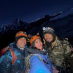 Della Dartyan Instagram - Bagi sebagian orang, mendaki gunung itu pekerjaan individual. Tapi menurutku, mendaki gunung itu team work. Peran partner dalam mendaki bukanlah hanya sebagai pelengkap saja, tapi dukungan moril yang memupuk semangat sangatlah membantu, apalagi kami sudah pasti mengesampingkan ego pribadi agar tujuan dan mimpi kita bisa tercapai. Kami bertiga mungkin nggak akan pernah bisa merasakan berada di puncak Himalaya tanpa campur tangan partner-partner kami juga guide-guide dari @acethehimalaya yang selalu mengutamakan keselamatan di atas segalanya. Bagi kalian, suka mendaki gunung sendiri? atau rame-rame?