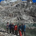 Della Dartyan Instagram - Bagi sebagian orang, mendaki gunung itu pekerjaan individual. Tapi menurutku, mendaki gunung itu team work. Peran partner dalam mendaki bukanlah hanya sebagai pelengkap saja, tapi dukungan moril yang memupuk semangat sangatlah membantu, apalagi kami sudah pasti mengesampingkan ego pribadi agar tujuan dan mimpi kita bisa tercapai. Kami bertiga mungkin nggak akan pernah bisa merasakan berada di puncak Himalaya tanpa campur tangan partner-partner kami juga guide-guide dari @acethehimalaya yang selalu mengutamakan keselamatan di atas segalanya. Bagi kalian, suka mendaki gunung sendiri? atau rame-rame?