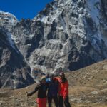 Della Dartyan Instagram - Bagi sebagian orang, mendaki gunung itu pekerjaan individual. Tapi menurutku, mendaki gunung itu team work. Peran partner dalam mendaki bukanlah hanya sebagai pelengkap saja, tapi dukungan moril yang memupuk semangat sangatlah membantu, apalagi kami sudah pasti mengesampingkan ego pribadi agar tujuan dan mimpi kita bisa tercapai. Kami bertiga mungkin nggak akan pernah bisa merasakan berada di puncak Himalaya tanpa campur tangan partner-partner kami juga guide-guide dari @acethehimalaya yang selalu mengutamakan keselamatan di atas segalanya. Bagi kalian, suka mendaki gunung sendiri? atau rame-rame?