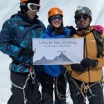 Della Dartyan Instagram - Bagi sebagian orang, mendaki gunung itu pekerjaan individual. Tapi menurutku, mendaki gunung itu team work. Peran partner dalam mendaki bukanlah hanya sebagai pelengkap saja, tapi dukungan moril yang memupuk semangat sangatlah membantu, apalagi kami sudah pasti mengesampingkan ego pribadi agar tujuan dan mimpi kita bisa tercapai. Kami bertiga mungkin nggak akan pernah bisa merasakan berada di puncak Himalaya tanpa campur tangan partner-partner kami juga guide-guide dari @acethehimalaya yang selalu mengutamakan keselamatan di atas segalanya. Bagi kalian, suka mendaki gunung sendiri? atau rame-rame?