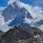 Della Dartyan Instagram - Trekking dari Lobuche menuju High Camp - 5,300 mdpl. Scaling new heights and embracing the thrill of the Himalayas. Walaupun nanjaknya sambil enggap karena oksigen udah mulai tipis. Sampai juga di High Camp! Versi mininya Ranu Kumbolo tapi dengan background gunung es dan suhu yang nauzubilah minusnya 🥶 All gear @eigeradventure