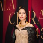 Della Dartyan Instagram - @festivalfilmid 2023 ✨ Gown @byansoe Stylist @andrepanaga Jewelry @subengklasik Make up : my self - Baru kelar syuting sore lalu ngebut pulang ke rumah buat siap-siap. Make up sat set sat set sendiri ( karena bener-bener mepet bgt waktunya ) Setengah jam saja dan prok prok prok jadi . Dibantu untuk hairdo yang kilat juga @anthony88_hairstylist 📸 @snap.nuel
