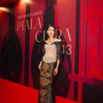 Della Dartyan Instagram - @festivalfilmid 2023 ✨ Gown @byansoe Stylist @andrepanaga Jewelry @subengklasik Make up : my self - Baru kelar syuting sore lalu ngebut pulang ke rumah buat siap-siap. Make up sat set sat set sendiri ( karena bener-bener mepet bgt waktunya ) Setengah jam saja dan prok prok prok jadi . Dibantu untuk hairdo yang kilat juga @anthony88_hairstylist 📸 @snap.nuel