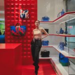 Della Dartyan Instagram - Embracing art and style at the @longchamp event, where Robert Indiana's influence meets fashion in a dazzling new collection. 🎨✨ #LONGCHAMPXROBERTINDIANA