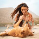 Delphine Wespiser Instagram - C’était au Cap Vert un peu avant Noël Rencontre inattendue sur la plage 🐚🐕 #capeverde #caboverde