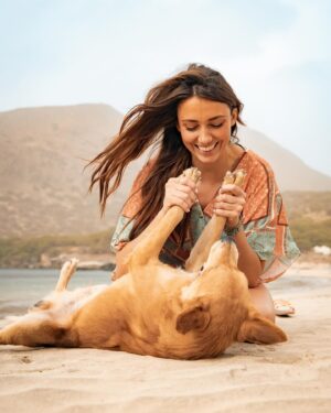 Delphine Wespiser Instagram - C’était au Cap Vert un peu avant Noël 
Rencontre inattendue sur la plage 🐚🐕 
#capeverde #caboverde