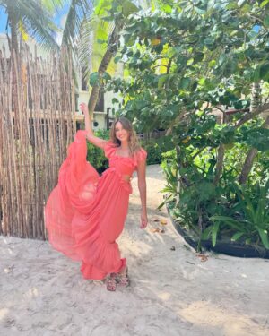 Delphine Wespiser Instagram - 🌶️ De la tentation , de l’amour et de l’amitié sur ce tournage fou de 🔥 L’île de la tentation 
MERCI et à ce soir 21h05 puis 22h50 pour 
L’île de la tentation - Les couples font le bilan 🙏🏻♥️