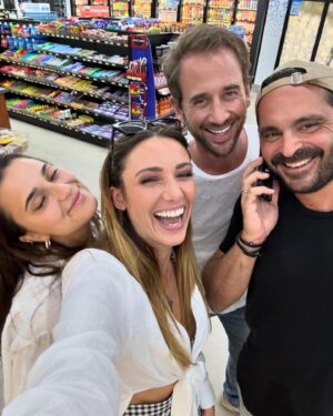 Delphine Wespiser Instagram - 🌶️ De la tentation , de l’amour et de l’amitié sur ce tournage fou de 🔥 L’île de la tentation 
MERCI et à ce soir 21h05 puis 22h50 pour 
L’île de la tentation - Les couples font le bilan 🙏🏻♥️