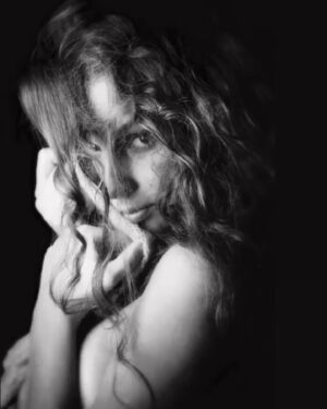 Denisa Nesvačilová Instagram - 🖤 Už nejsem holka, už jsem žena! S věkem přichází síla, křehkost, něha a tajemství. Cherchez la femme! Femme Fatale! 
…pánové, oslavujte své ženy. Zaslouží si to. 🙏
#divinefeminine