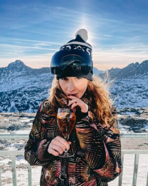 Denisa Nesvačilová Instagram - Už za pár dní vyrážíme s mamkou do Tonale! Neskutečně se těšíme! 🥳😍😎 Holčičí výlet za sluncem a sjezdovkami. Nejlépe strávený čas, jaký si spolu umíme představit! 🥰🙏
JEDEME S @nev_dama a CSLev!!!☺️🥂

@nev_dama 
#nev_dama #snevdamounahorach
@valdisoletrentino 
#visitvaldisole
@pontedilegnotonale 
#pontedilegnotonale
@ceskoslovenskylev.osst