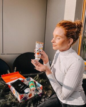 Denisa Nesvačilová Instagram - Už je to tady zase. “Vezmi si rukavice. Máš v kabelce krém na ruce? Koukej si je namazat, vždyť na tom mrazu trpí. Budeš je mít za pár let svraštělý jak stará babka!” 
Když já tak nenávidim pocit mastných rukou. (A rukavice jsem zase ztratila…) 😅🤷‍♀️
Letos tě ale mami potěšim. Ruce si snad poprvé mažu s chutí. Protože mi @kiehlsczsk poslal vánoční balíček s tímhle zázrakem. Říkám mu aromaterapie v rukavičkách. Obsahuje totiž avokádový a eukalyptový olej. Fantasticky voní, zklidňuje podrážděnou pokožku, hydratuje a nemastí. 
Za mě boží tip na vánoční dárek. A při nákupu nad 1800,- dostanete navíc hezkou taštičku a 2 miniatury.  A s kódem DENISKYDARKY navíc 2 miniatury jako dárek ode mě🥰 Až do konce roku! 
Tak na ty svoje pacinky myslete. Víme, že maminka (a režisér) má vždycky pravdu!❤️ Krásné vánoce

Ultimate Strenght Hand Salve