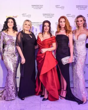 Denisa Nesvačilová Instagram - Odjakživa jsem pankáč, na což si okolí někdy těžko zvyká… Letos je to kvůli Tváři ještě trochu náročnejší. 😅 Proto jsem vděčná @hermine.khalaf.pogosyan za styling a @adastybnar za makeup… a že ze mě tu Bondgirl udělali rychlostí světla!!! 😅🙈 Jste neuvěřitelní🖤🙏 
Ať žije Brno, ať žije @hotelinternationalbrno . Bylo to u vás božské! 🖤🥳