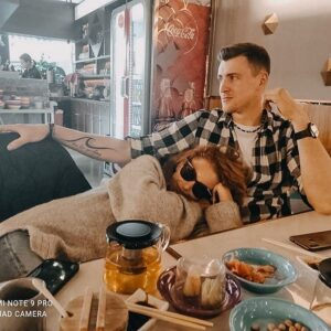 Denisa Nesvačilová Instagram - Nedělní gaučing sushi… “Přišel jsem, sežral jsem, usnul jsem.”😅🤍
#family #manželstvíjepřístav viď @jakubkajuk 😂😂😂😂😂😂😂😂😂😂😂😂😂😂😂😂😂😂