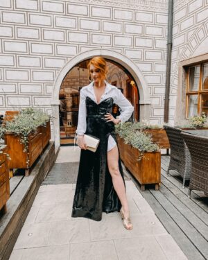 Denisa Nesvačilová Instagram - V pondělí 3.6. se konala výroční charitativní aukce nadace @helpingdollsofficial , jejíž jsem hrdou ambasadorkou. Tentokrát v překrásném prostředí Lobkowiczkého paláce na Pražském hradě - děkujeme @houseoflobkowicz ! 😍 
Měla jsem tu čest celý galavečer “hecovat” naše dražitele slovy “to je málo…🤭” a zřejmě se vyplatilo - vybrali jsme o téměř milion korun více, než v loňském roce! Se slzami v očích jsem na závěr ohlásila neskutečnou částku 2 570 000,-Kč !!😍🙈🙏 
Srdce mi zběsile buší ještě teď! Jsem nesmírně vděčná, že jste do toho s námi opět šli, protože jeden anděl (náš zakladatel a mozek celého projektu @fanda_andel ) nestačí. Františku, miluju, co a jak děláš. Pevně věřím, že příští rok to hecneme ještě víc. ❤️🤞

Šaty: @dominik_navratil_ 
Makeup a vlasy: @makeupinstituteprague.cz