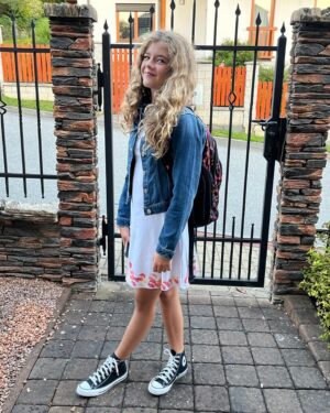 Denisa Nesvačilová Instagram - Tak ta naše holka jde dneska do prváku na osmiletý gympl. Nějak moc rychle to uteklo! 🙈😅 Agi, ať se ti tam líbí, máš báječné spolužáky a spoustu celoživotních zážitků. 🤞❤️
#naševelkáslečna