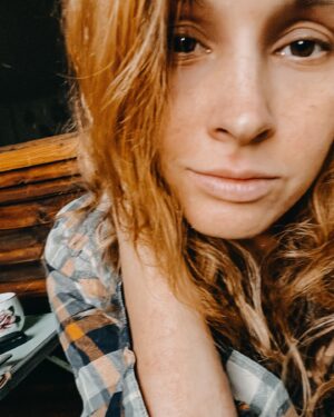 Denisa Nesvačilová Instagram - Nějak podezřele ladim s tou chatou…
#divkalesnihotypu 🌲🦦