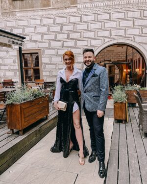 Denisa Nesvačilová Instagram - V pondělí 3.6. se konala výroční charitativní aukce nadace @helpingdollsofficial , jejíž jsem hrdou ambasadorkou. Tentokrát v překrásném prostředí Lobkowiczkého paláce na Pražském hradě - děkujeme @houseoflobkowicz ! 😍 
Měla jsem tu čest celý galavečer “hecovat” naše dražitele slovy “to je málo…🤭” a zřejmě se vyplatilo - vybrali jsme o téměř milion korun více, než v loňském roce! Se slzami v očích jsem na závěr ohlásila neskutečnou částku 2 570 000,-Kč !!😍🙈🙏 
Srdce mi zběsile buší ještě teď! Jsem nesmírně vděčná, že jste do toho s námi opět šli, protože jeden anděl (náš zakladatel a mozek celého projektu @fanda_andel ) nestačí. Františku, miluju, co a jak děláš. Pevně věřím, že příští rok to hecneme ještě víc. ❤️🤞

Šaty: @dominik_navratil_ 
Makeup a vlasy: @makeupinstituteprague.cz