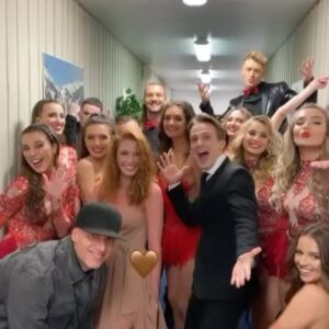 Denisa Nesvačilová Instagram - To jsou oni, naši taneční hrdinové. Včera na generálce jsem přemýšlela, jak to sakra dělají, že se každý týden naučí a odtančí 8 čísel (na zkouškách se každé dělá třeba 10x)?! 😅
A do toho ještě začali točit slovenskou Stardance @letsdance.markiza 🤩😜 Jako já bych umřela🤯
Velikej respekt za to, co zvládáte a jak! Jsem ráda, že se od vás můžu učit! 🖤

(Šaty božská @sandramark_fashion_designer , ať se nemusíte ptát😘)
 
@tvojetvarmaznamyhlas @minokeres @krsmovement @thepastels_official @ladylicious_official_