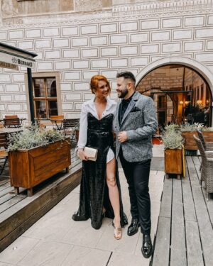 Denisa Nesvačilová Instagram - V pondělí 3.6. se konala výroční charitativní aukce nadace @helpingdollsofficial , jejíž jsem hrdou ambasadorkou. Tentokrát v překrásném prostředí Lobkowiczkého paláce na Pražském hradě - děkujeme @houseoflobkowicz ! 😍 
Měla jsem tu čest celý galavečer “hecovat” naše dražitele slovy “to je málo…🤭” a zřejmě se vyplatilo - vybrali jsme o téměř milion korun více, než v loňském roce! Se slzami v očích jsem na závěr ohlásila neskutečnou částku 2 570 000,-Kč !!😍🙈🙏 
Srdce mi zběsile buší ještě teď! Jsem nesmírně vděčná, že jste do toho s námi opět šli, protože jeden anděl (náš zakladatel a mozek celého projektu @fanda_andel ) nestačí. Františku, miluju, co a jak děláš. Pevně věřím, že příští rok to hecneme ještě víc. ❤️🤞

Šaty: @dominik_navratil_ 
Makeup a vlasy: @makeupinstituteprague.cz