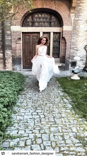 Denisa Nesvačilová Instagram - Ach! Když nevěstou, tak jedině v šatech od @sandramark_fashion_designer 🙏🤍 
Děkuji, bylo mi mou vílí ctí🥰

#nevěstanaútěku