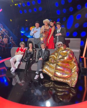 Denisa Nesvačilová Instagram - Druhá epizoda za námi. A že to byla epizoda výživná!😅 František Ringo Čech mě úplně spolknul, trvalo několik hodin, než jsem se ho zbavila. Ale rádi na to vzpomínáme a dokonce mám pocit, že některým členům naší partičky občas chybí. Viďte, @denisafarik @ivakubelkova ? 😅🤦‍♀️ 
Děkuju, že tu jsem @tvojetvarmaznamyhlas . Děkuju maskérům, kostymérům…co dokážete je neskutečný! 🖤 A já si to ohromně užila!🦊 

#tvojetvarmaznamyhlas #osmstatecnych #trvalenasledkyzaruceny