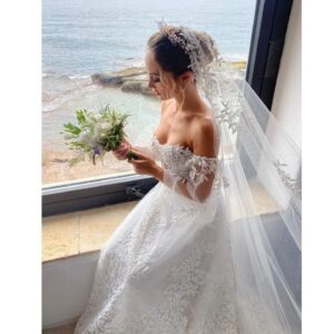 Denise Capezza Instagram - è tutto janco, è tutto vivo
tutte corze, tutti suspiri
ciure frische e vase nove
ce sta 'o Sole, pure si chiove
...
Grazie a @lebaobabsposa per quest'abito che è andato oltre i miei sogni.
Hairstyle @domenicaricciardi 
Make-up @chiaracorsaletti 
Bouquet @laboutiquedipastore
@la_conca_sul_mare