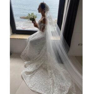 Denise Capezza Instagram - è tutto janco, è tutto vivo
tutte corze, tutti suspiri
ciure frische e vase nove
ce sta 'o Sole, pure si chiove
...
Grazie a @lebaobabsposa per quest'abito che è andato oltre i miei sogni.
Hairstyle @domenicaricciardi 
Make-up @chiaracorsaletti 
Bouquet @laboutiquedipastore
@la_conca_sul_mare