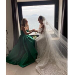 Denise Capezza Instagram - è tutto janco, è tutto vivo
tutte corze, tutti suspiri
ciure frische e vase nove
ce sta 'o Sole, pure si chiove
...
Grazie a @lebaobabsposa per quest'abito che è andato oltre i miei sogni.
Hairstyle @domenicaricciardi 
Make-up @chiaracorsaletti 
Bouquet @laboutiquedipastore
@la_conca_sul_mare