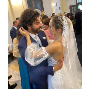 Denise Capezza Instagram - è tutto janco, è tutto vivo
tutte corze, tutti suspiri
ciure frische e vase nove
ce sta 'o Sole, pure si chiove
...
Grazie a @lebaobabsposa per quest'abito che è andato oltre i miei sogni.
Hairstyle @domenicaricciardi 
Make-up @chiaracorsaletti 
Bouquet @laboutiquedipastore
@la_conca_sul_mare