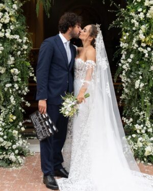 Denise Capezza Instagram - È stato il giorno più folle della nostra vita! Ti amo amore mio 🤍
.
Grazie a @lebaobabsposa per quest'abito da sogno!!
@virum_napoli abito sposo
.
.
scatti di  @studiofotograficocaserta