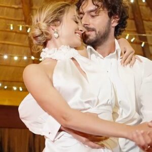 Denise Capezza Instagram - Uno dei momenti preferiti dei nostri amici presenti ❤️
Non entravo in una sala di danza dall'età di 19 anni.. Ho deciso di ritornarci in vista del giorno più importante della mia vita!
Il matrimonio mi ha fatto rincontrare mie vecchie passioni.. il disegno (poi vedrete) e la danza. 
Mi sveglio una mattina e tra una corsa e l'altra dico a @michele_rosiello "Ma se ballassimo un tango?".. e lui, pur non avendo mai messo piede, neanche per sbaglio, in una sala di danza, mi risponde "Bello!" (Come al solito, ha accolto le mie follie). Abbiamo preparato questa coreografia in cinque lezioni perché entrambi impegnati sul set in due città a un po' di km di distanza tra loro. Preziosi sono stati i nostri maestri @donato_cuocolo e @daniela_daf_moretto che non solo sono riusciti in un miracolo, ma sono diventati anche dei nostri cari amici.
Grazie a @lebaobabsposa per aver realizzato anche questo secondo abito che mi ha consentito di muovermi liberamente mantenendo un'eleganza senza tempo.. siete state preziose! #porunacabeza 
@moodvideomaking_weddings 
@la_conca_sul_mare 
@virum_napoli