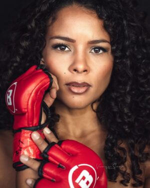 Denise Kielholtz Instagram - I'm curious what color the gloves will be for the next challenge ..🥊.. 

📸 @vsoraya.photography 

#Missdynamite #letsgo