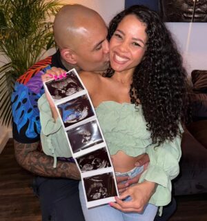 Denise Kielholtz Instagram - We were on our way to fight for a million dollars, until I found out there was something growing in my body..

That was bigger than could put into words..

#Missdynamite #babyiscoming #love