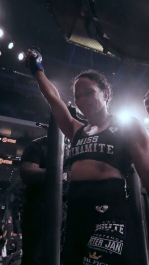 Denise Kielholtz Instagram - A heartfelt reaction from @missdynamite! 👏
 
It was a masterful showcase from “Miss Dynamite” in Chicago. What’s next for the flyweight contender? 👀 #Bellator301