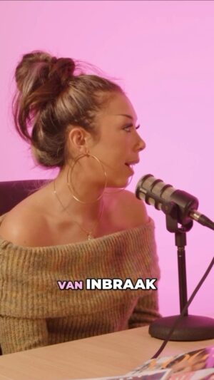 Denise Kielholtz Instagram - EHM??! Wat zou jij doen als je zou worden bestolen van kostbare en dierbare spullen door je ex?! 😖

Marie, de onverschrokken strijder van de Hooligirls deelt haar verhaal met ons in de nieuwste aflevering van ‘Ouassima en Denise’ 

Ze is dan wel beroofd van hele dierbare spullen van haar overleden vader, maar ze is nooit haar innerlijke kracht en moed verloren. Ze blijft opstaan, haar angsten trotseren en haar hart openstellen voor nieuwe mogelijkheden. In de nieuwste aflevering leren we Marie op een andere manier kennen, puur, emotioneel en krachtig! ❤️

Morgen te zien vanaf 14:00 uur op YouTube ‘Ouassima & Denise’ 🚀
