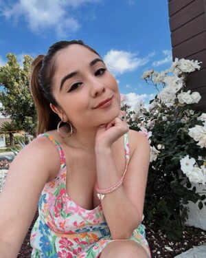 Denise Salcedo Instagram - 💐🌸🌼🌹🌻🌷🌺🌤️🌤️🌤️