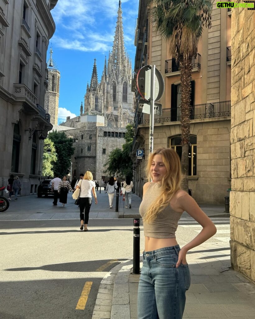 Denisse Peña Instagram - Una chica muy feliz 48h en Bcn haciendo todos los planes de turista posibles ✨
