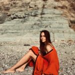Deniz Barut Instagram - Hastasıyım taşıdığımız ruhun… Kadının direnen, mücadeleci ve her yere hakkıyla yetişen ruhuna hayranım… Var olmak için salağı oynamak zorunda kalmadığımız günler diliyorum, hakkımızı aramak zorunda kalmadığımız, yok sayılmadığımız, bizi yok eden, hiç eden yörüngelere girmediğimiz ve sesimizi kısmayan bir dünya diliyorum. Çalışalım, üretelim, koşalım, susmayalım… Sarıldım tüm kadınların eşsiz ruhuna… 🌺 #8martdünyakadınlargünü